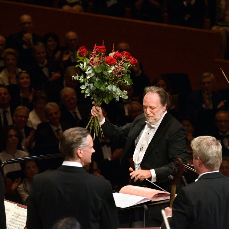 Applaus und Blumen für Riccardo Chailly © Peter Fischli / Lucerne Festival