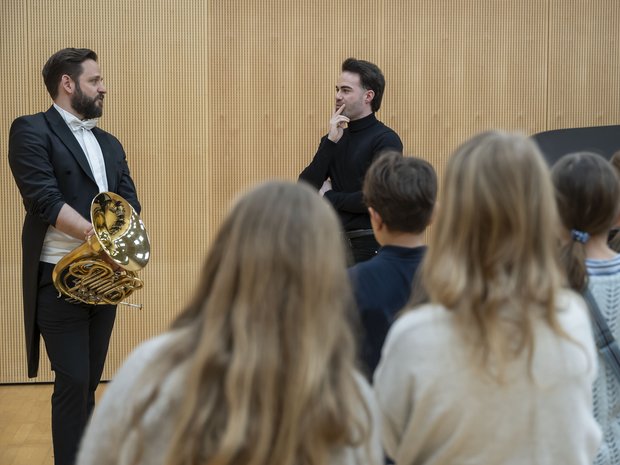 Ivo Gass, Solo-Hornist des Lucerne Festival Orchestra, ist Ehrengast dieser Kinder-Einführung