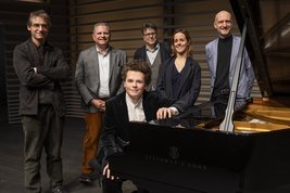 Winner Vsevolod Zavidov with the jury (from left to right: Xavier Dayer, Michael Haefliger, Rico Gubler, Sol Gabetta, Valentin Gloor) © Priska Ketterer/Lucerne Festival