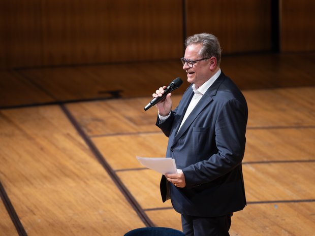 Michael Haefliger welcomes the audience
