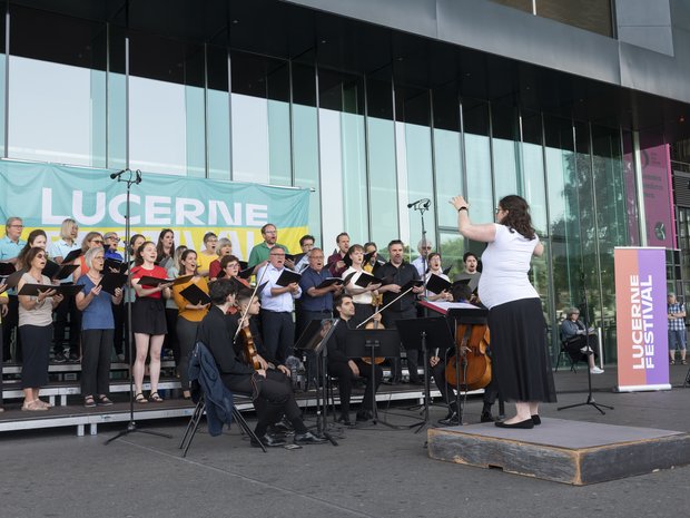 Franziska Murbach-Scherer conducts the 21st Century Chorus, Cho(h)renschmaus, and the Atenea Quartet