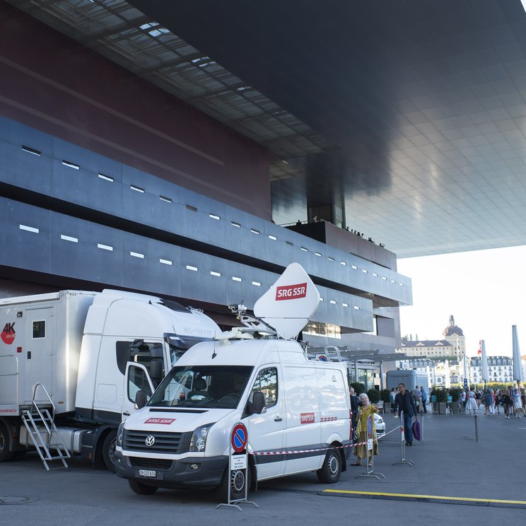 Broadcast vehicles in front of the KKL Luzern © Priska Ketterer / Lucerne Festival