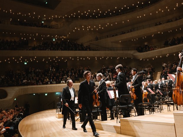 Soloist and conductor leaving the stage after a succesful performance of Sibelius' Violin Concerto