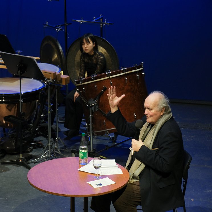Wolfgang Rihm erläutert das Programm © Barbara Fahle / Ensemble Modern