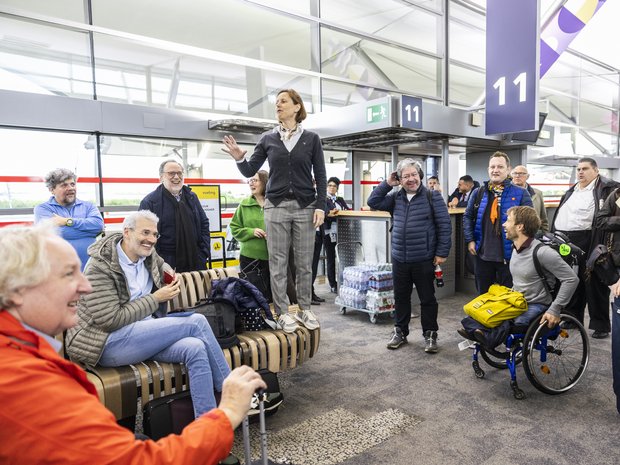 Doch dann tritt Orchestermanagerin Christiane Weber mit der Hiobsbotschaft vor die Gruppe