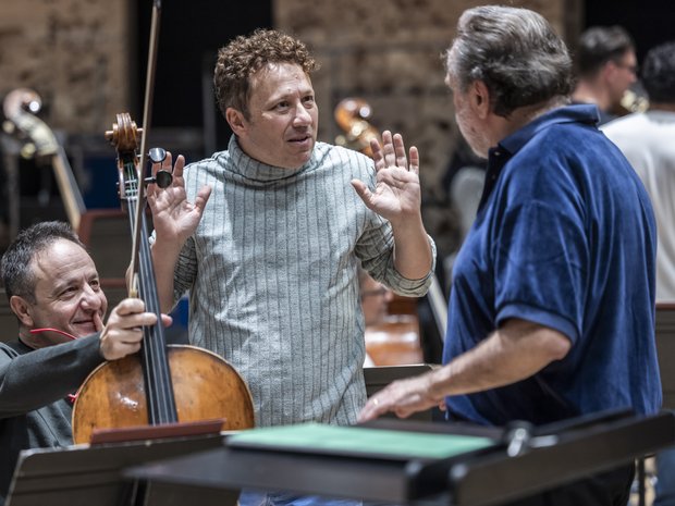 Riccardo Chailly in Diskussion mit Musikern des Lucerne Festival Orchestra