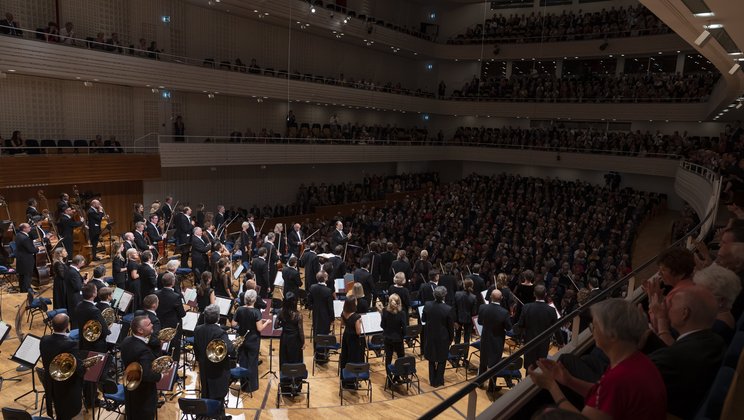 Das Publikum beklatscht das Lucerne Festival Orchestra und Riccardo Chailly nach einem Konzert beim Sommer-Festival 2022 © Priska Ketterer / Lucerne Festival