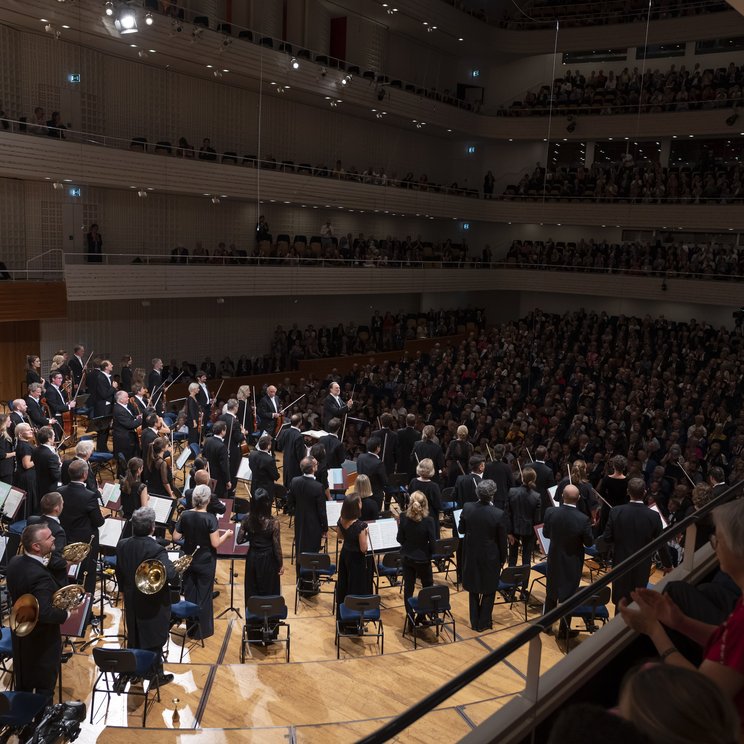 Das Publikum beklatscht das Lucerne Festival Orchestra und Riccardo Chailly nach einem Konzert beim Sommer-Festival 2022 © Priska Ketterer / Lucerne Festival