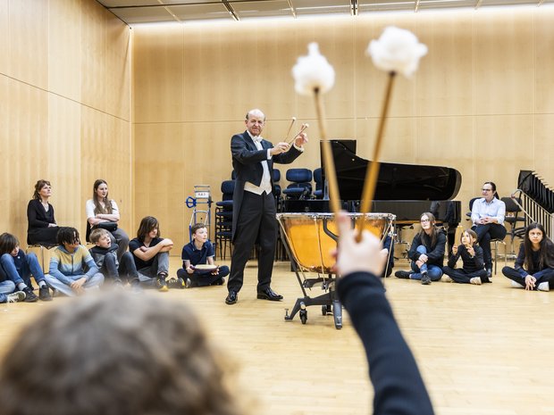Raymond Curfs, Solo-Paukist des Lucerne Festival Orchestra, besucht die Kinder-Einführung der Studierenden des CAS «Musik vermitteln»