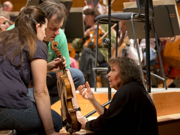 Sofia Gubaidulina im Gespräch mit Dirigent Andris Nelsons und Solistin Baiba Skride während einer Probe, 2012