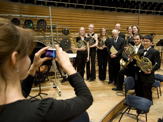 Pierre Boulez mit Studierenden der Lucerne Festival Academy (2010) © Georg Anderhub