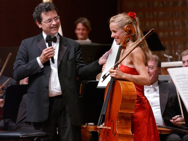 Sol Gabetta bekommt 2004 von Michael Haefliger den «Credit Suisse Young Artist Award» überreicht