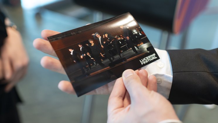 Und schon hält man sein eigenes Bild von der KKL-Bühne in der Hand © Priska Ketterer / Lucerne Festival