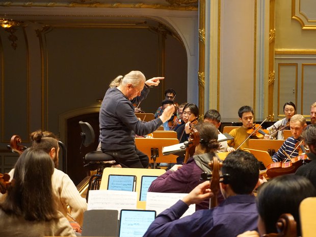 Sylvain Cambreling in rehearsal