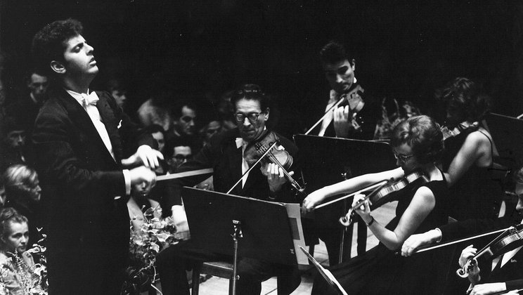 Erster Auftritt in Luzern: Daniel Barenboim dirigiert das English Chamber Orchestra, 1966 © Paul Weber / Lucerne Festival