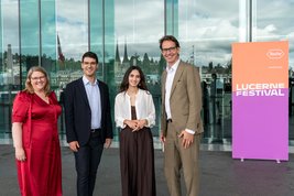 Arnau Brichs und Aregnaz Martirosyan mit Teresa Graham (CEO Roche Pharma; ganz links) und Sebastian Nordmann (designierter Intendant Lucerne Festival; ganz rechts) © Nik Hunger
