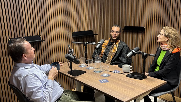 Podcast-Aufnahme mit Tapiwa Svosve, Charlotte Hug und Mark Sattler