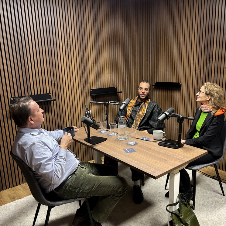Podcast-Aufnahme mit Tapiwa Svosve, Charlotte Hug und Mark Sattler
