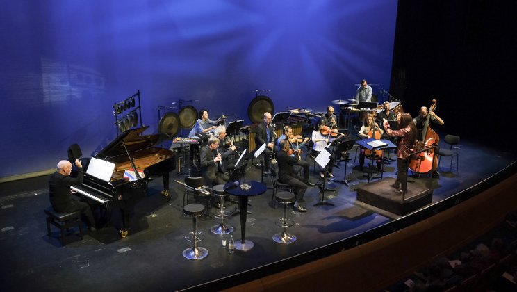 Xizi Wang conducts the Ensemble Modern © Barbara Fahle / Ensemble Modern