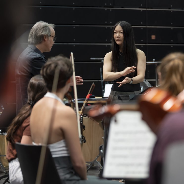 Participant Xizi Wang in conversation with conductor Ilan Volkov © Priska Ketterer / Lucerne Festival