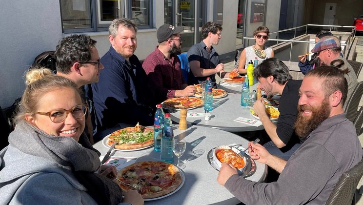 Von links nach rechts: Lea Arnet, Felix Heri, Benjamin Mitchell, Ben Roidl-Ward, Edward Krass, Marina Kifferstein, Johnna Wu, verdeckt durch Mark Sattler, Ettore Biagi und Nathan Watts