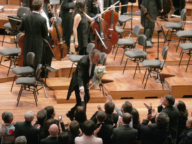 Claudio Abbado greeting the audience after a concert with the Lucerne Festival Orchestra in Rome, 2005