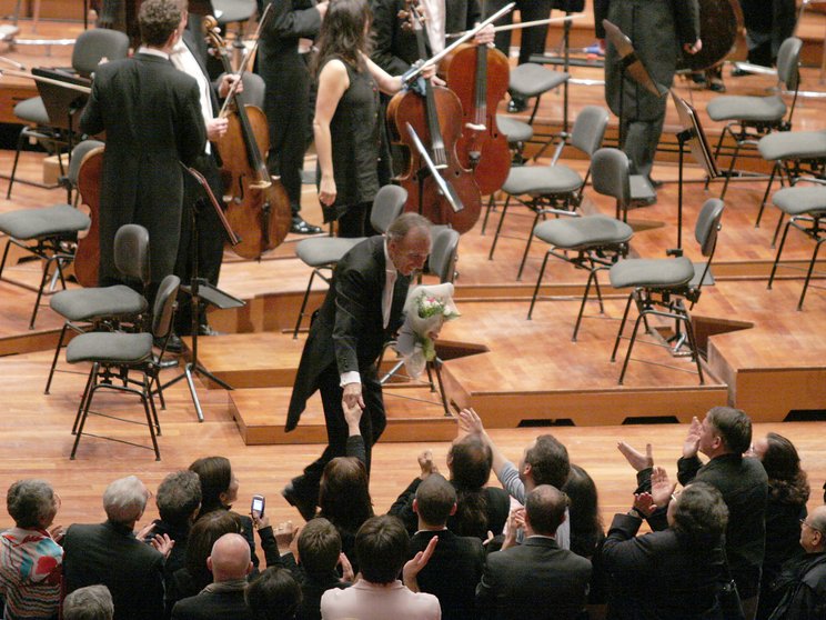 Claudio Abbado greeting the audience after a concert with the Lucerne Festival Orchestra in Rome, 2005 © Marco Caselli