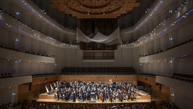 The composer Beat Furrer and the Lucerne Festival Contemporary Orchestra (LFCO) performing his new piece "Lichtung" under his direction. © Patrick Hürlimann/Lucerne Festival