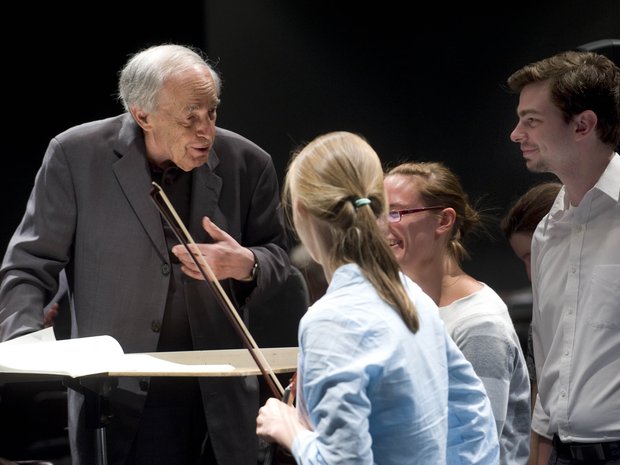 2009: Boulez mit Teilnehmenden der Lucerne Festival Academy