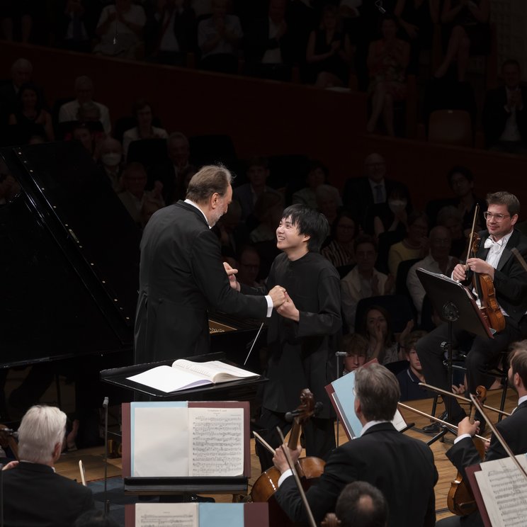Mao Fujita, Riccardo Chailly und das Lucerne Festival Orchestra bei Lucerne Festival 2022 © Priska Ketterer / Lucerne Festival