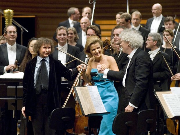 Applaus für Sofia Gubaidulina, Anne-Sophie Mutter, Sir Simon Rattle und die Berliner Philharmoniker nach der Uraufführung von Gubaidulinas Vionlinkonzert «In tempus praesens», 2007