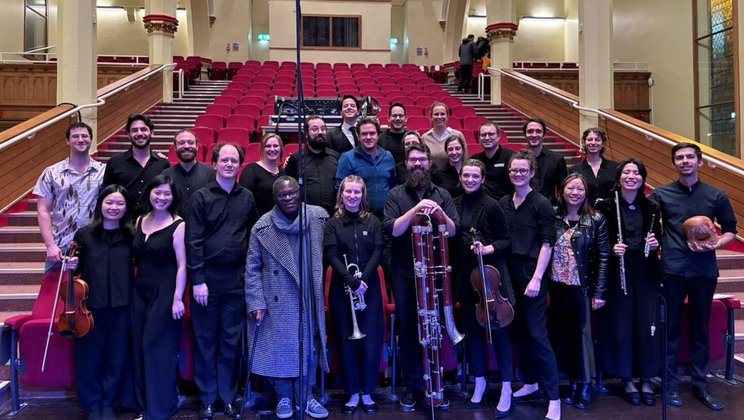 Das Lucerne Festival Contemporary Orchestra mit dem Backstage-Team, Komponistin Liza Lim, Komponist Charles Uzor und Dirigent Mariano Chiacchiarini © Huddersfield Contemporary Music Festival