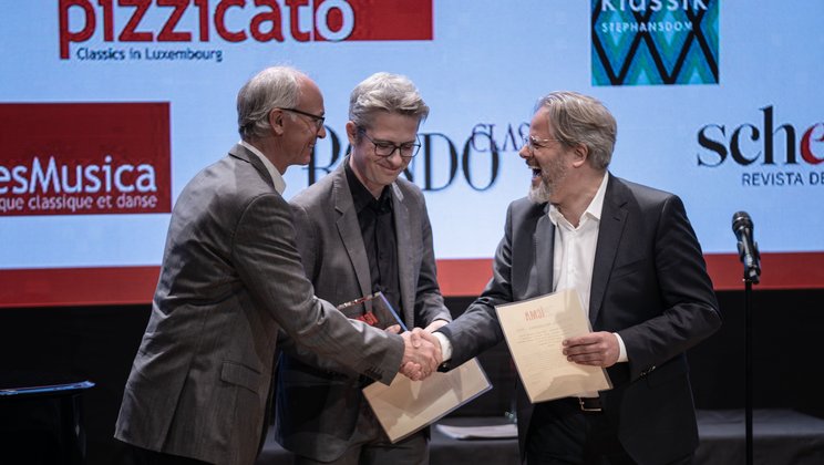 Ludger Böckenhoff (audite), Malte Lohmann (Lucerne Festival), and Dr. Matthias Röder (Karajan Institut) celebrate the award © Live Music Valencia / Palau de la Música