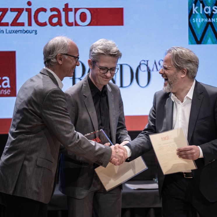 Ludger Böckenhoff (audite), Malte Lohmann (Lucerne Festival), and Dr. Matthias Röder (Karajan Institut) celebrate the award © Live Music Valencia / Palau de la Música