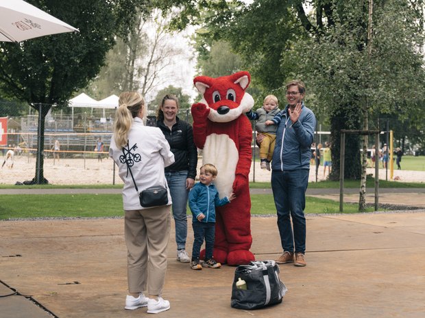 Besuch von UBS-Maskottchen Topsy