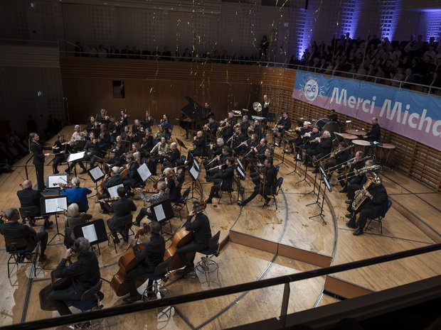 Streamers rain down on the Lucerne Festival Orchestra and Johanna Malangré