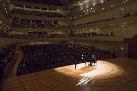 Paul Lewis im Konzertsaal des KKL Luzern © Priska Ketterer/Lucerne Festival