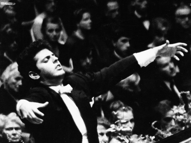 Daniel Barenboim dirigiert das English Chamber Orchestra vom Klavier aus, 1966
