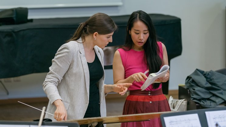 Yu Kuwabara mit Dirigentin Johanna Malangré beim Composer Seminar von Lucerne Festival 2017 © Stefan Deuber / Lucerne Festival