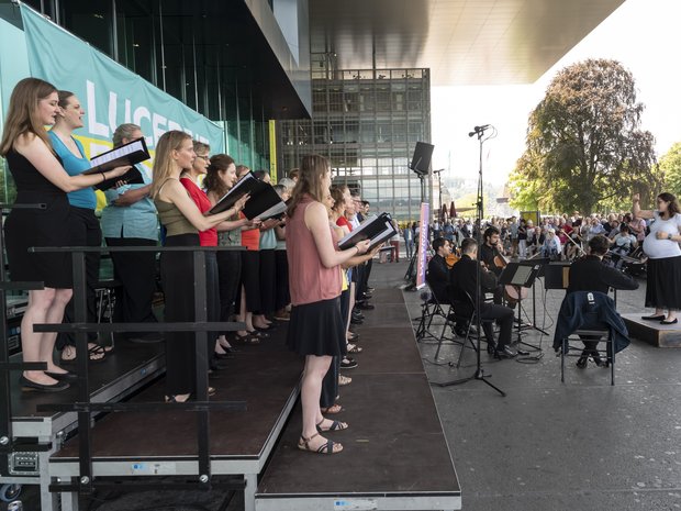 Franziska Murbach-Scherer conducts the 21st Century Chorus, Cho(h)renschmaus, and the Atenea Quartet