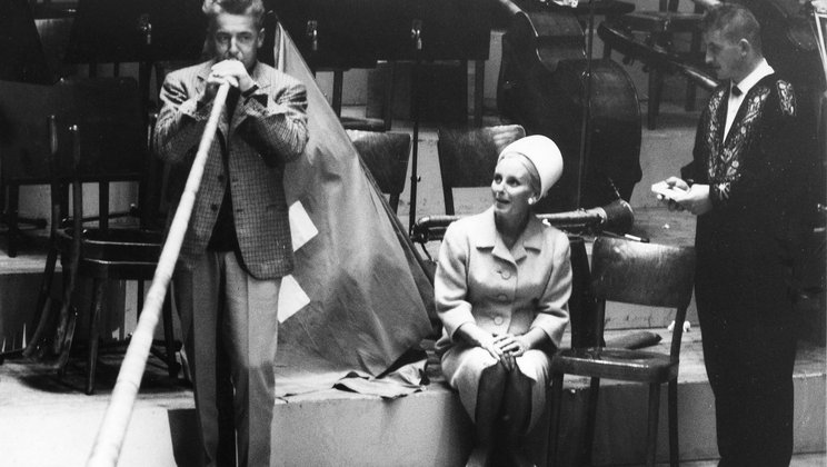 Herbert von Karajan playing the alphorn in Lucerne 1963 © Paul Weber / Archive Lucerne Festival