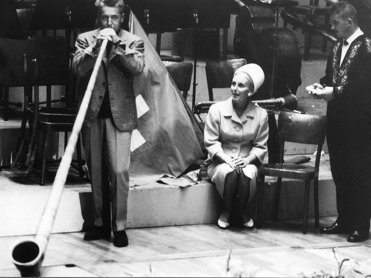 Herbert von Karajan mit Alphorn 1963 in Luzern © Paul Weber / Archiv Lucerne Festival