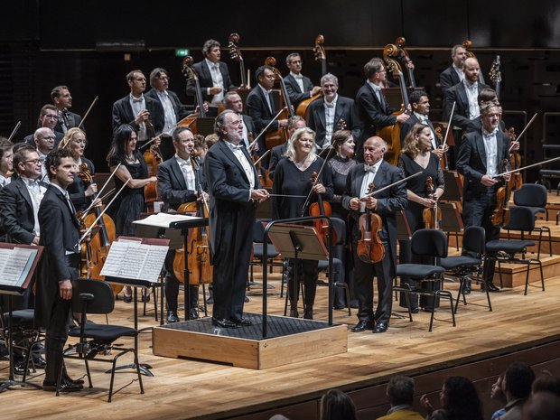 ... und alle Musiker*innen seines Lucerne Festival Orchestra.