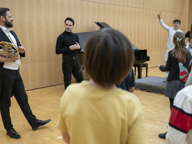 Natürlich nimmt sich Ivo Gass Zeit, um Fragen der Kinder zu beantworten