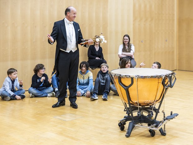 Raymond Curfs, Solo-Paukist des Lucerne Festival Orchestra, besucht die Kinder-Einführung der Studierenden des CAS «Musik vermitteln»