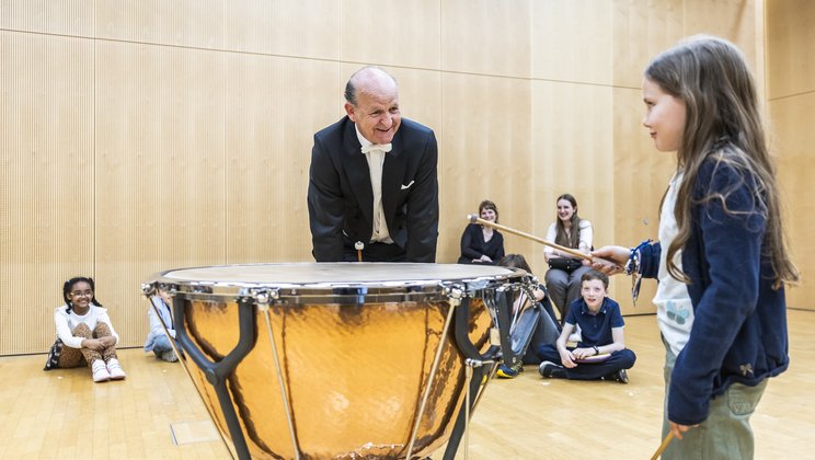 Raymond Curfs, Solo-Paukist des Lucerne Festival Orchestra, besucht die Kinder-Einführung der Studierenden des CAS «Musik vermitteln» © Patrick Hürlimann / Lucerne Festival