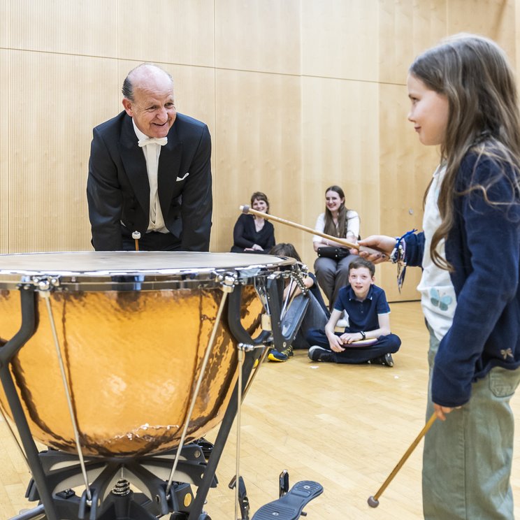 Raymond Curfs, solo timpani player of the Lucerne Festival Orchestra, takes part in the introduction for children by students of the CAS "Musik vermitteln" © Patrick Hürlimann / Lucerne Festival