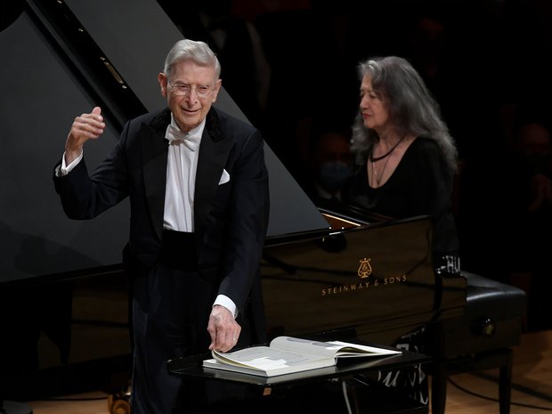 Herbert Blomstedt dirigiert das Lucerne Festival Orchestra (2020, mit Martha Argerich) © Peter Fischli/Lucerne Festival