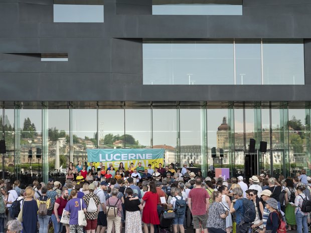 300 Menschen treffen sich vor dem KKL Luzern