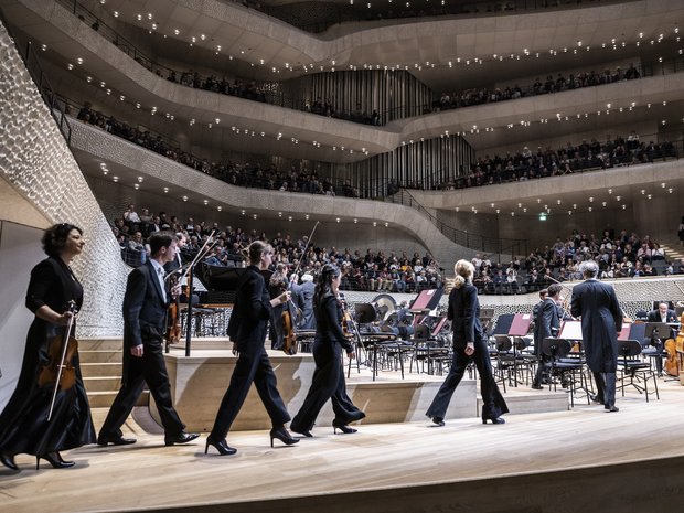 ... und schon geht's auf die Bühne der Elbphilharmonie!
